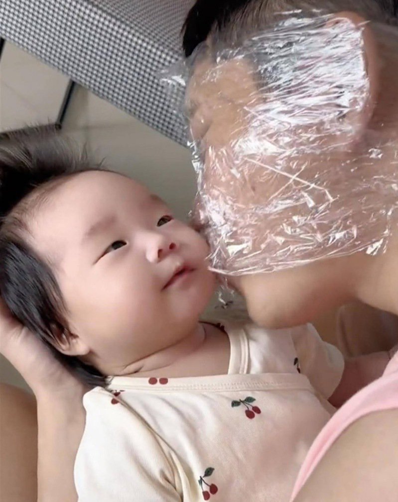 拼盘／新手爸保鲜膜包头亲女儿！　人妻揭原因：怕细菌传染