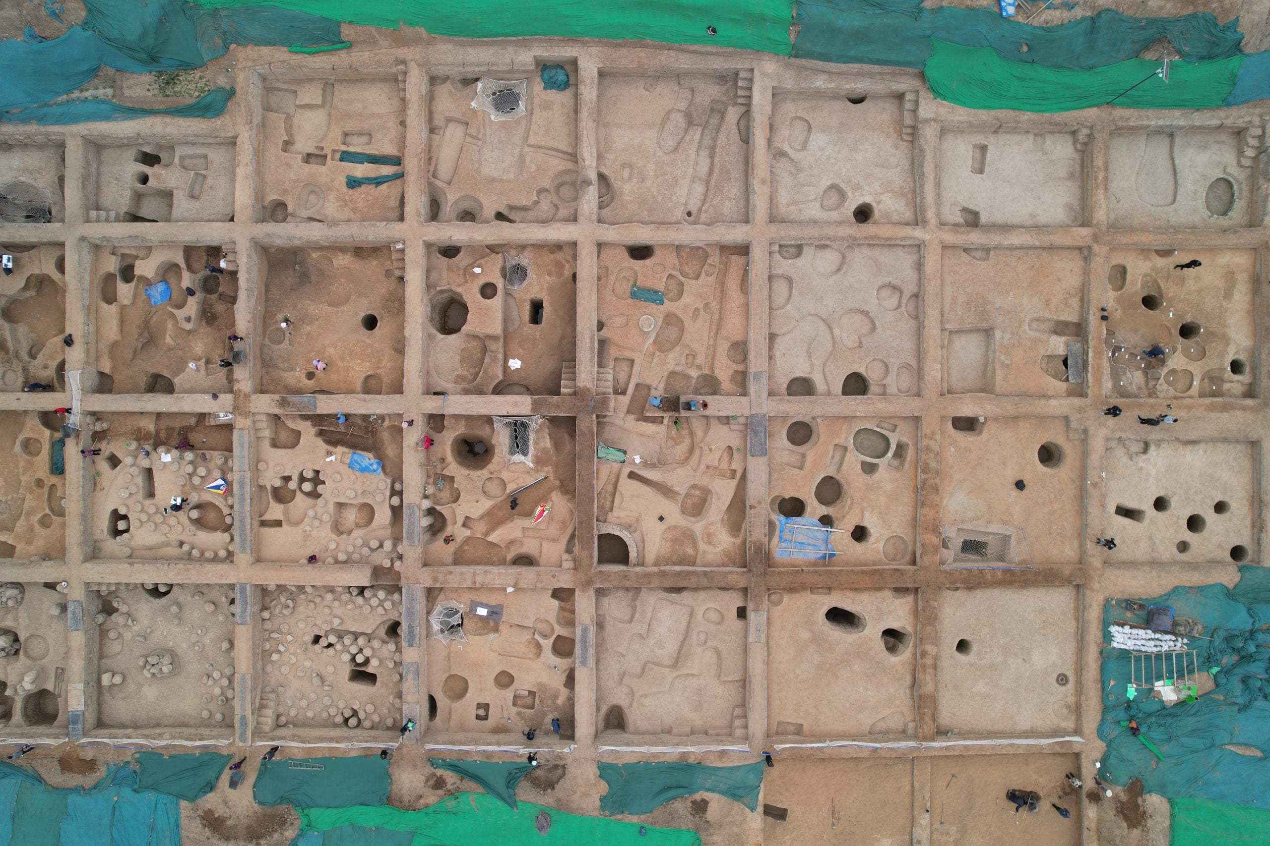 拼盘/河南郑州商城遗址发现商代中期高等级贵族墓葬区