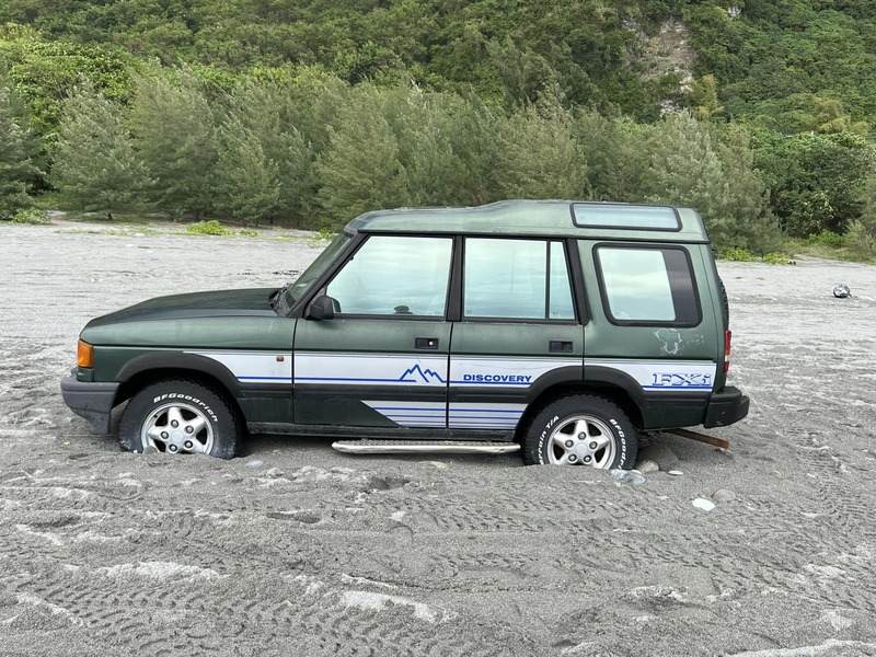 拼盘/百万进口车停崇德沙滩3个月 民众讽最有价值海废