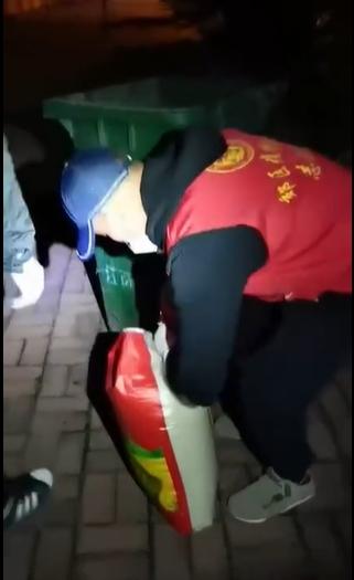 指居民私送米蛋有播疫风险 黑龙江防疫人员没收倒垃圾桶惹议