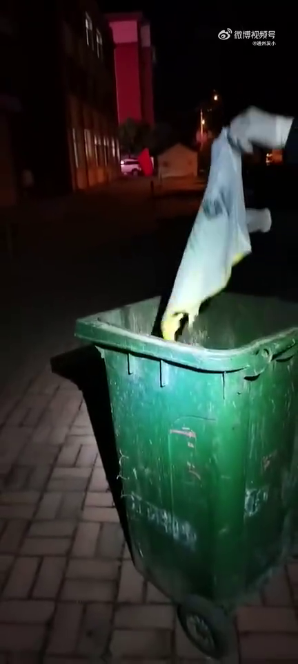 指居民私送米蛋有播疫风险 黑龙江防疫人员没收倒垃圾桶惹议