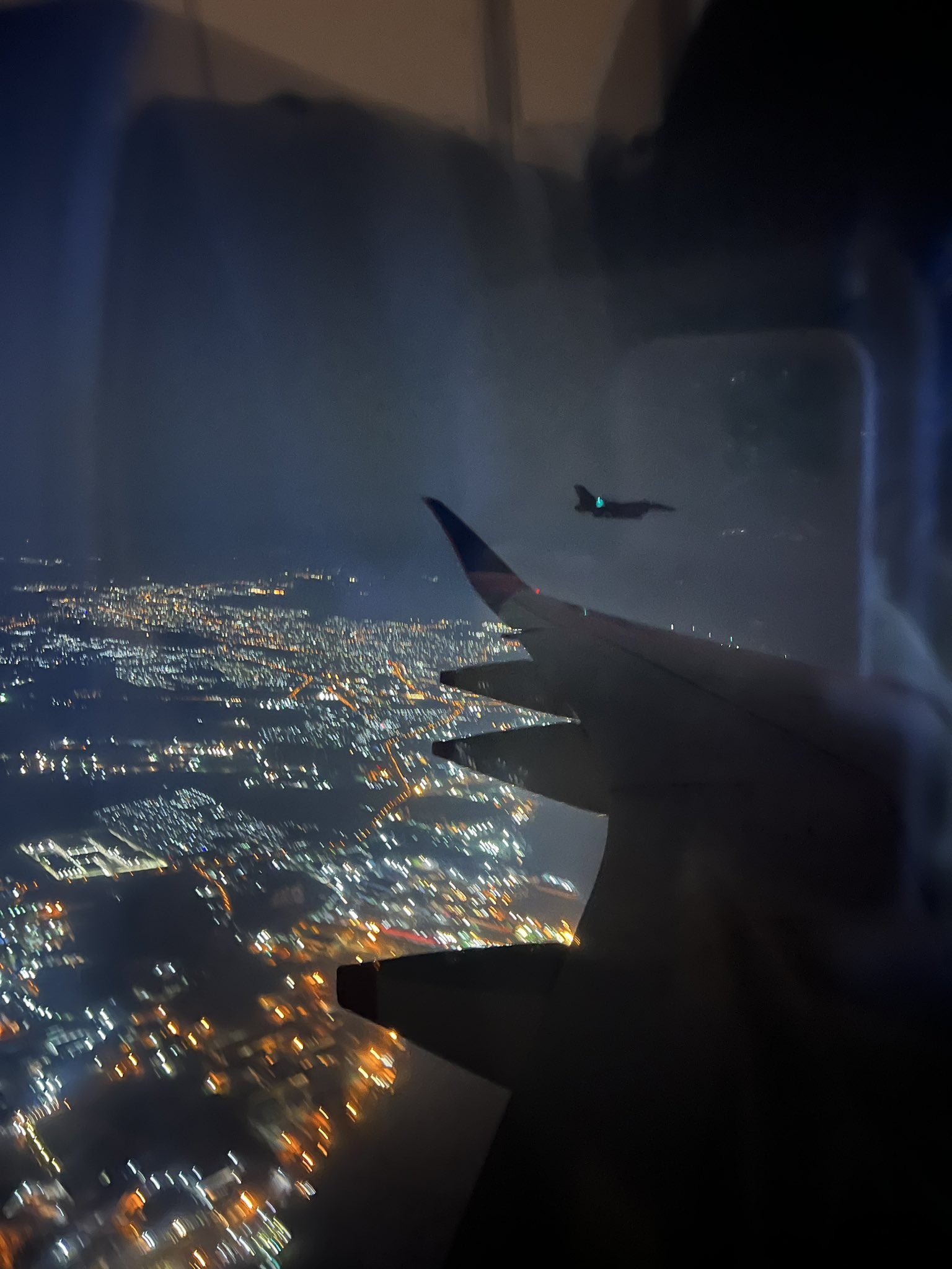 新航客机内大喊有炸弹 涉案男上铐照曝光