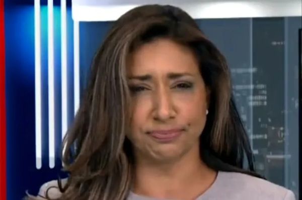 新闻报一半苍蝇飞进口中!美女主播淡定生吞画面曝:还在喉咙里拍翅