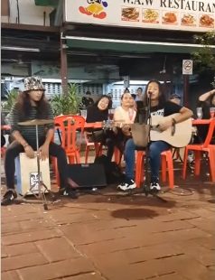 无名马来街头歌手唱淡米尔文歌 发音精准 网赞“万中挑一”!