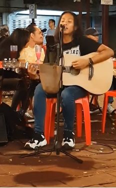 无名马来街头歌手唱淡米尔文歌 发音精准 网赞“万中挑一”!