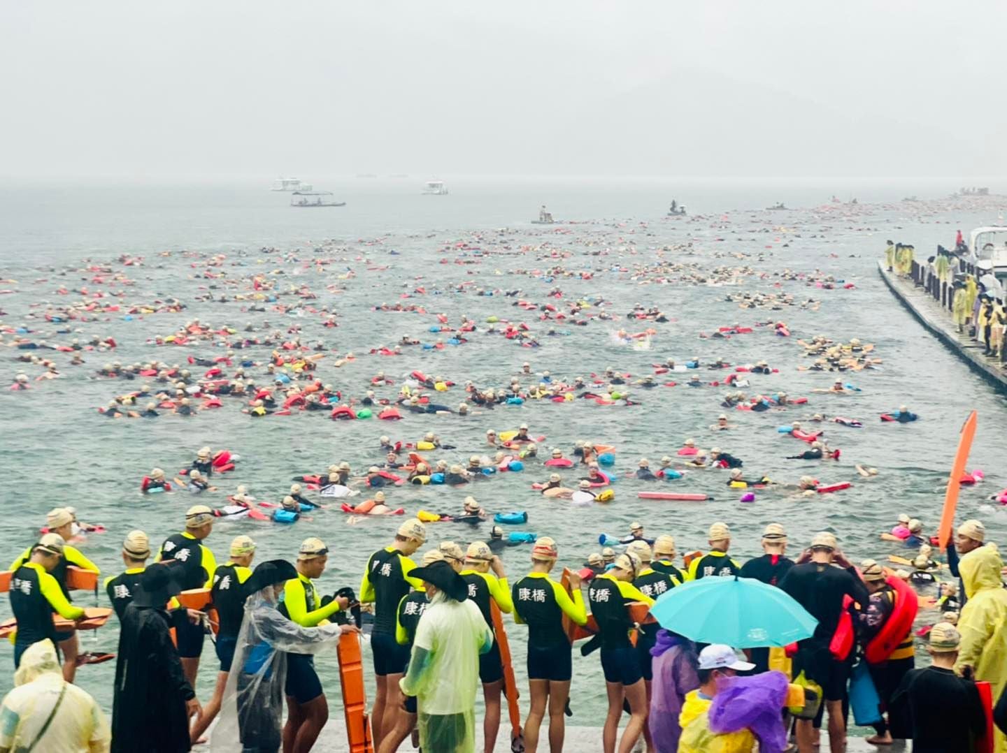 日月潭万人下水饺画面太惊人 72岁马英九9度挑战直呼「爽毙了」 赞 2