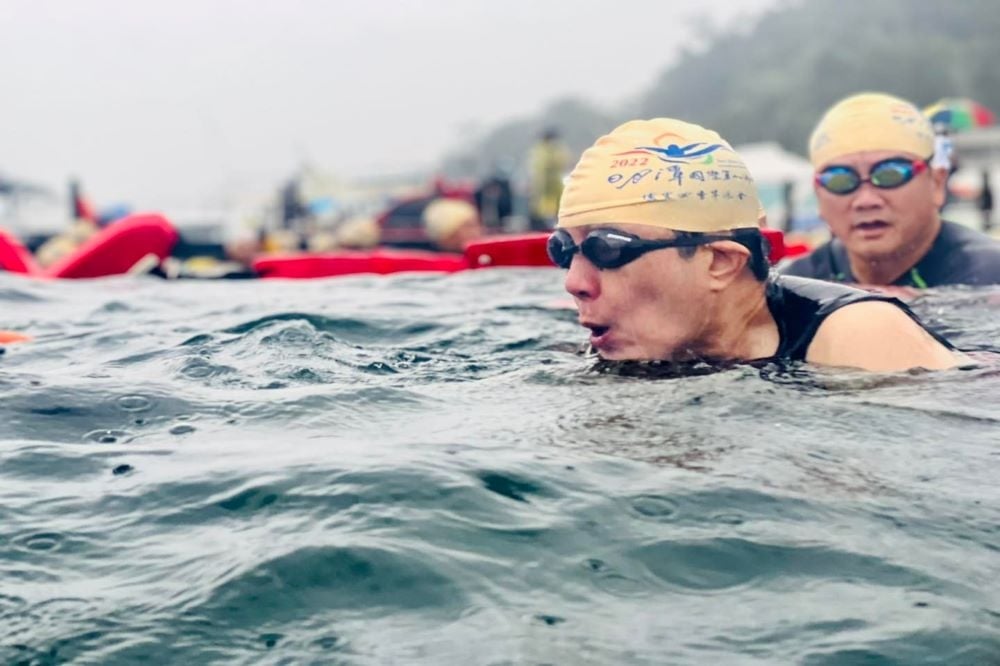 日月潭万人下水饺画面太惊人 72岁马英九9度挑战直呼「爽毙了」 赞 2
