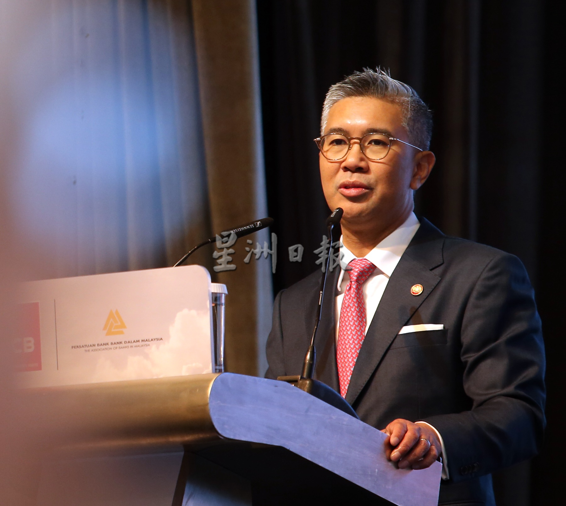 是否提供暂缓还贷措施 财长:银行决定   