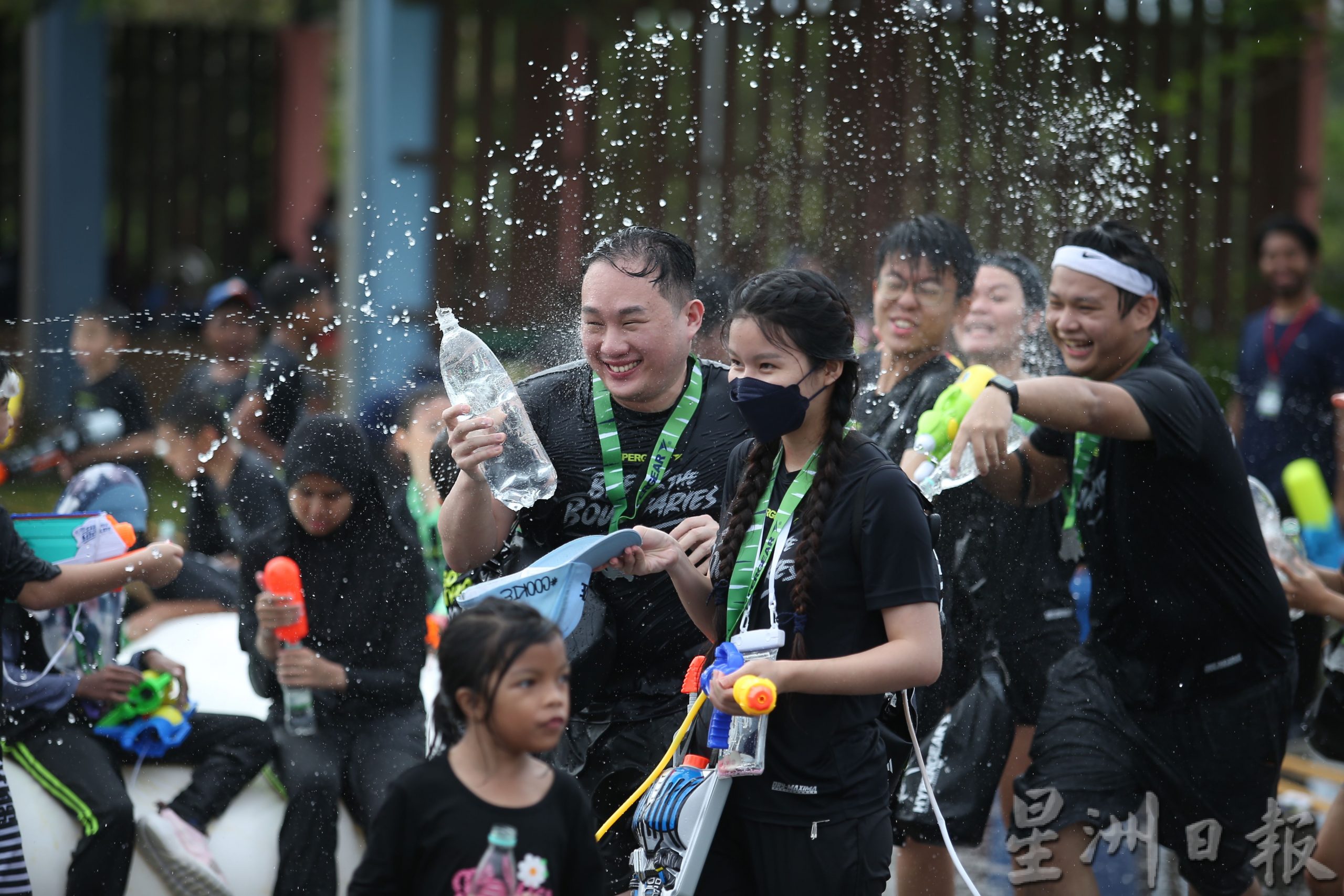 各族支持大马一家攀山队征服南极洲最高峰