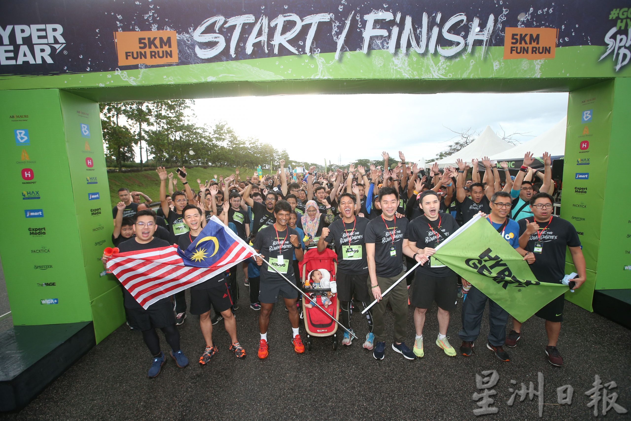 各族支持大马一家攀山队征服南极洲最高峰