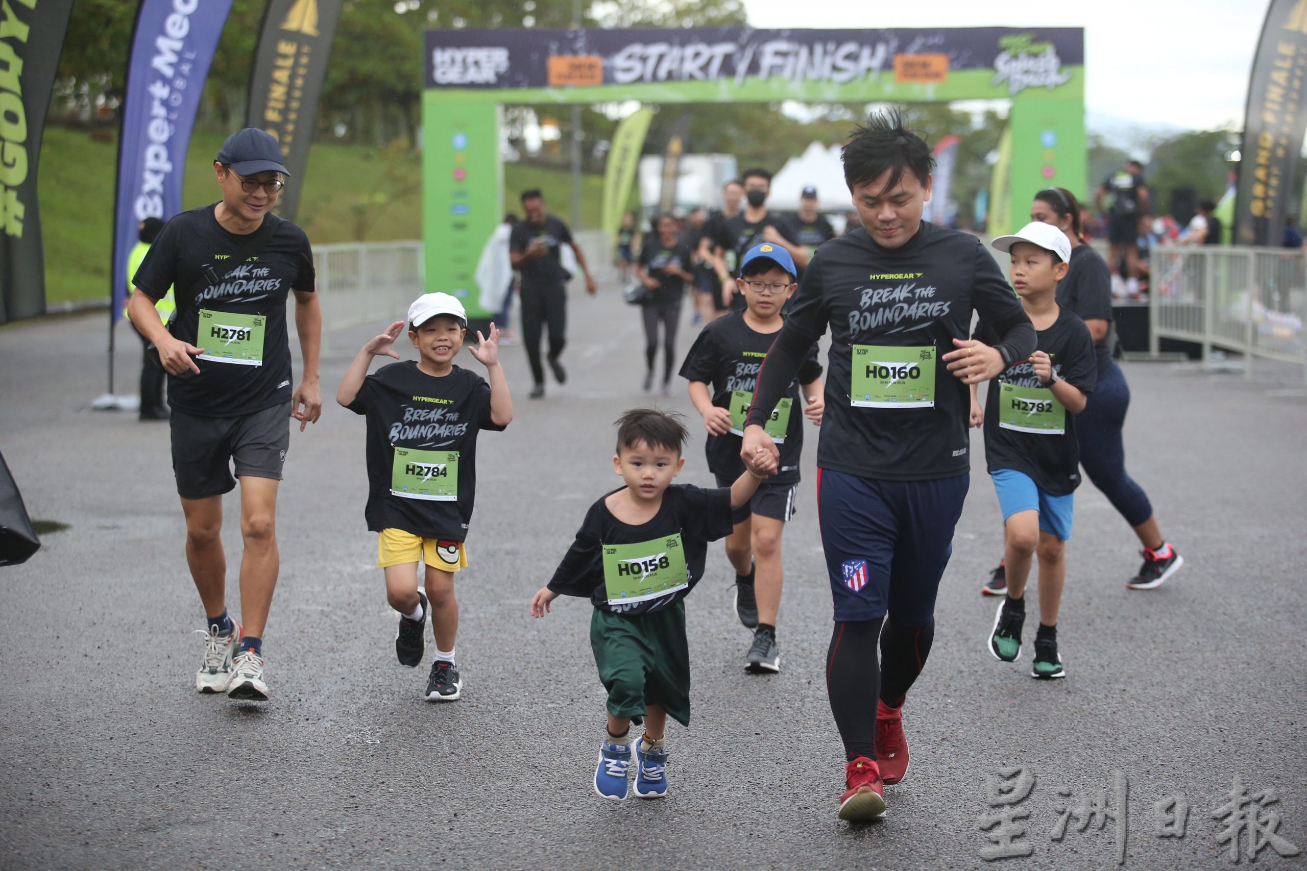 各族支持大马一家攀山队征服南极洲最高峰