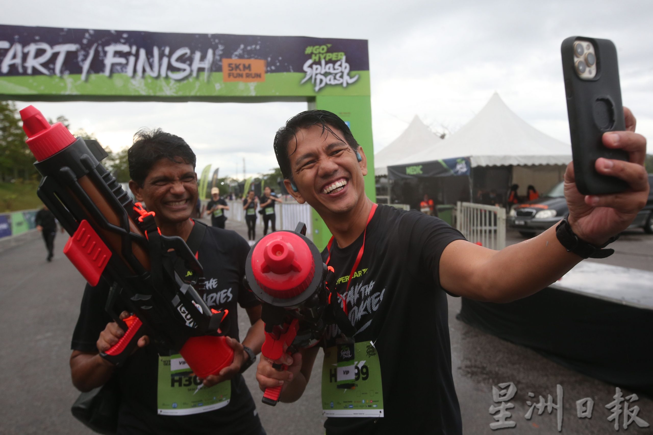 各族支持大马一家攀山队征服南极洲最高峰