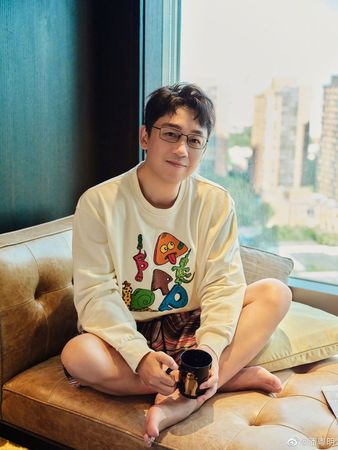 更新手机聊天软体搞不定 潘粤明深夜求助被笑“感谢试水”