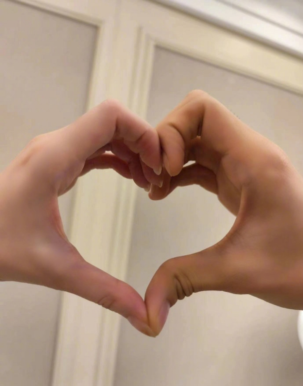 曾暧昧林俊杰爆红 金莎突晒“比心照”认爱素人男友