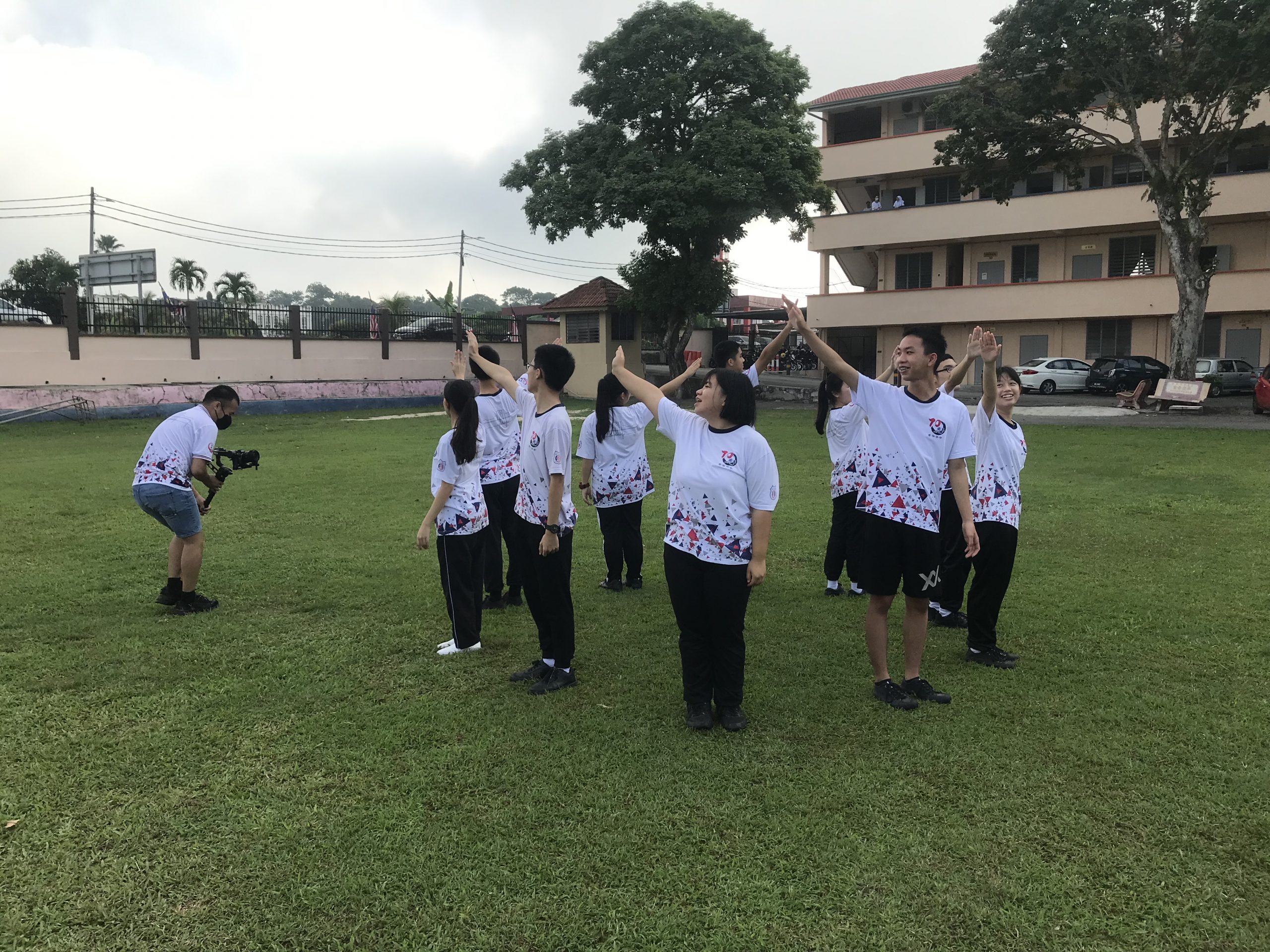 有视频上网/崇华华中70周年校庆 逾千师生录手语MV