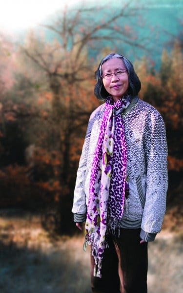 本报公布,花踪世界华文文学奖得主,配一图