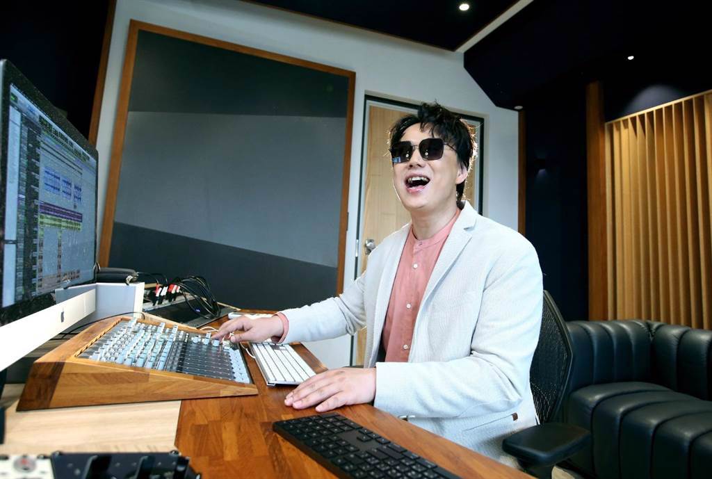 来马晒脸朝窗外照被讥“风景美吗?” 萧煌奇高EQ回敬酸民获赞爆