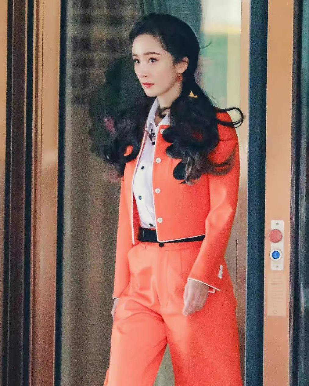 杨幂眼角受伤2个月 伤疤首度曝光