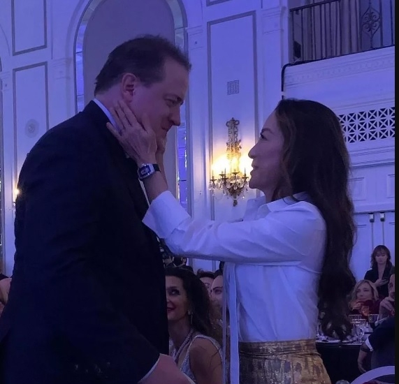 杨紫琼多伦多领奖 与14年前拍档白兰顿法拉斯喜相逢 