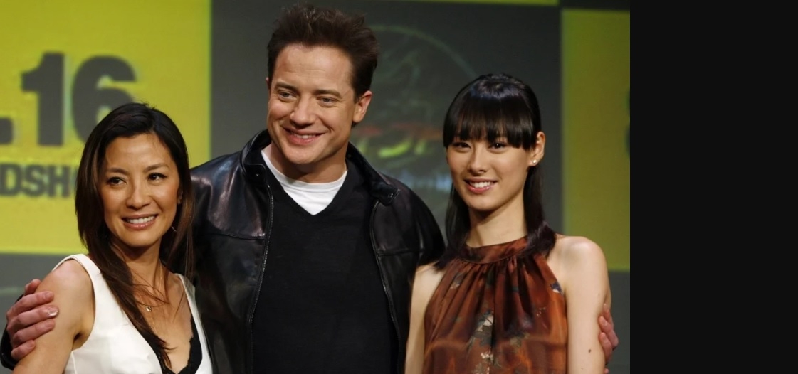 杨紫琼多伦多领奖 与14年前拍档白兰顿法拉斯喜相逢 