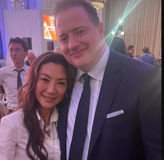 杨紫琼多伦多领奖 与14年前拍档白兰顿法拉斯喜相逢 