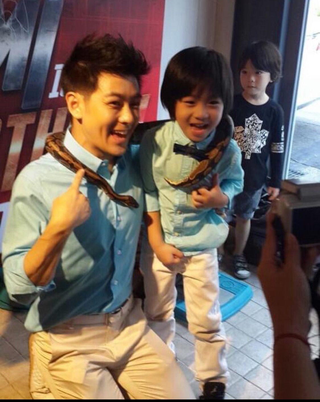 林志颖右手无力变“左撇子” 晒父子同框照迎Kimi 13岁生日 