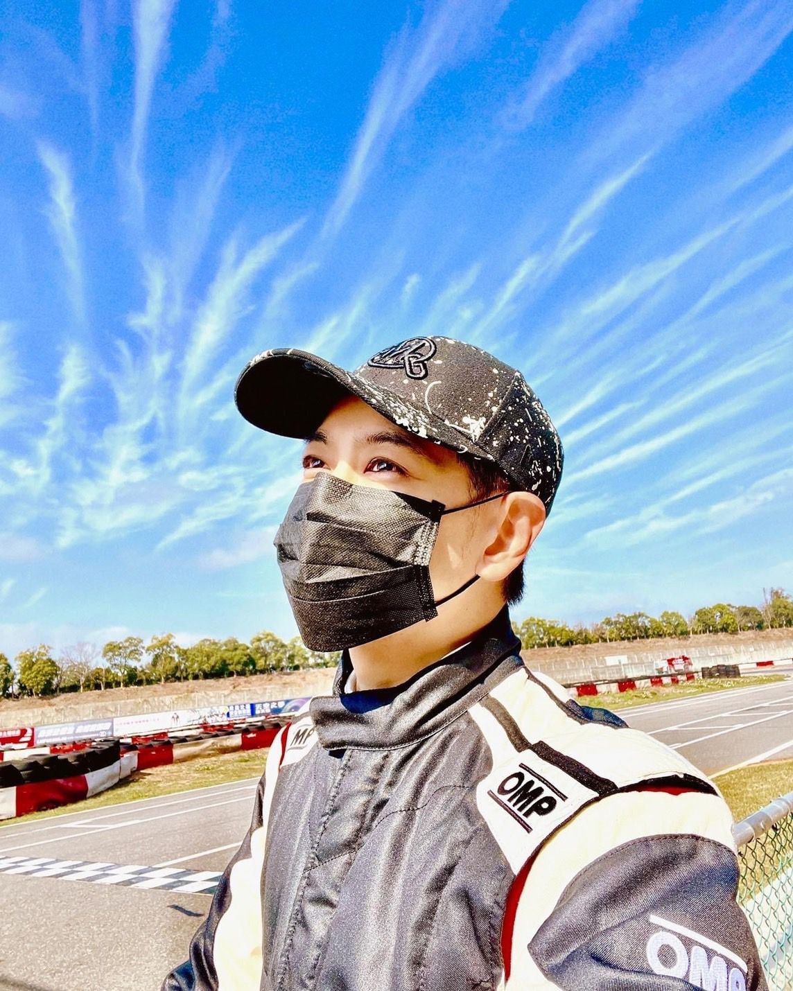 林志颖右手无力变“左撇子” 晒父子同框照迎Kimi 13岁生日 