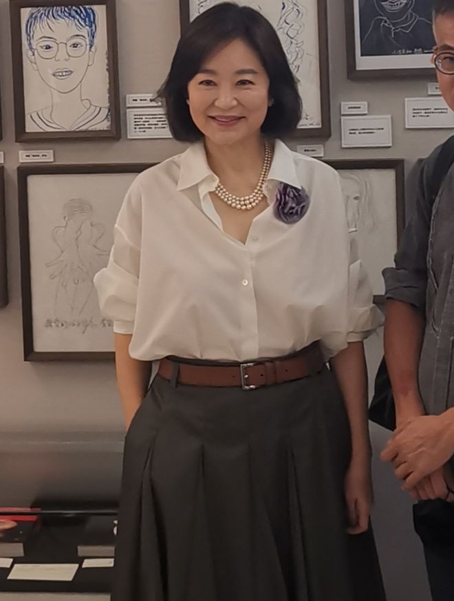 林青霞现身大学讲座 亲笔撰文唇印赠抗疫医护
