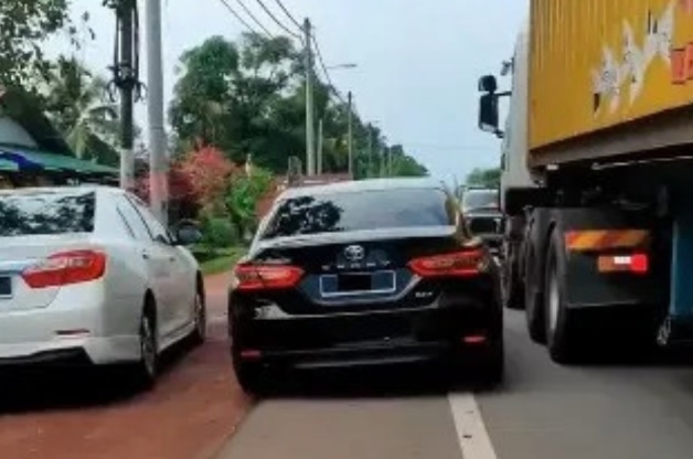 柔行政议员官车违例插队引不满 警方:已开罚单!