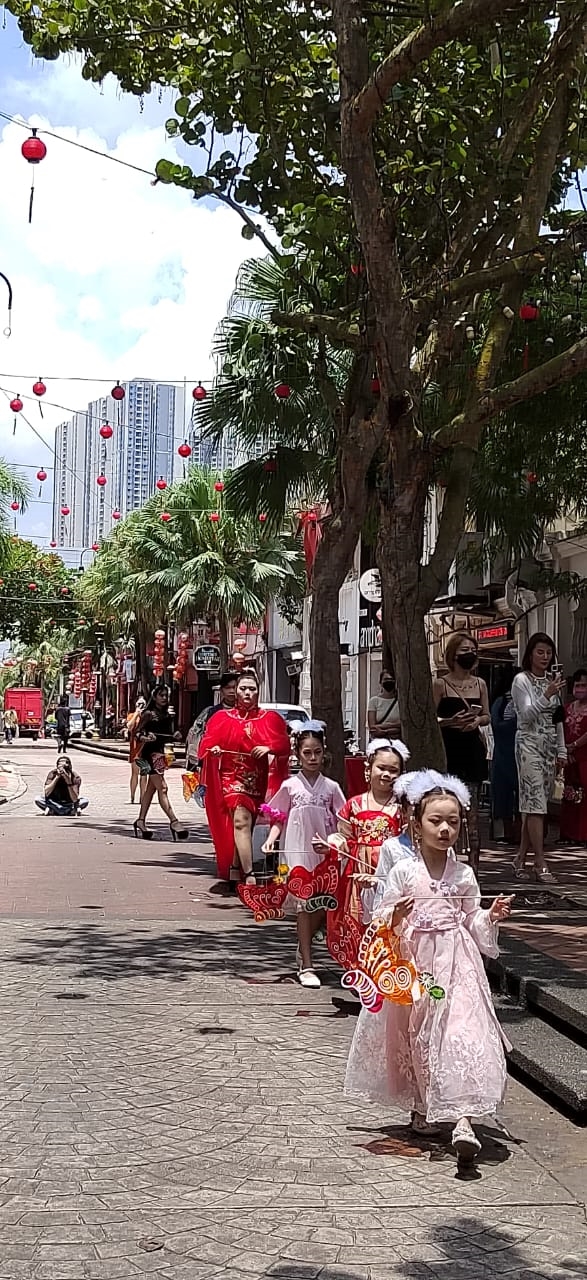 柔:头:跨时代服装秀到老街过中秋