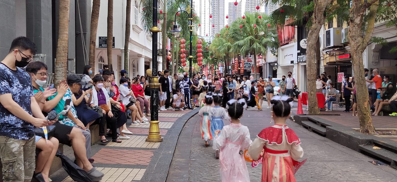 柔:头:跨时代服装秀到老街过中秋
