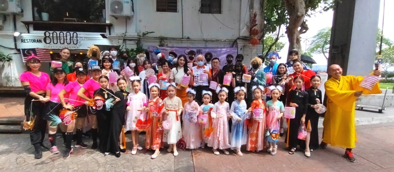 柔:头:跨时代服装秀到老街过中秋
