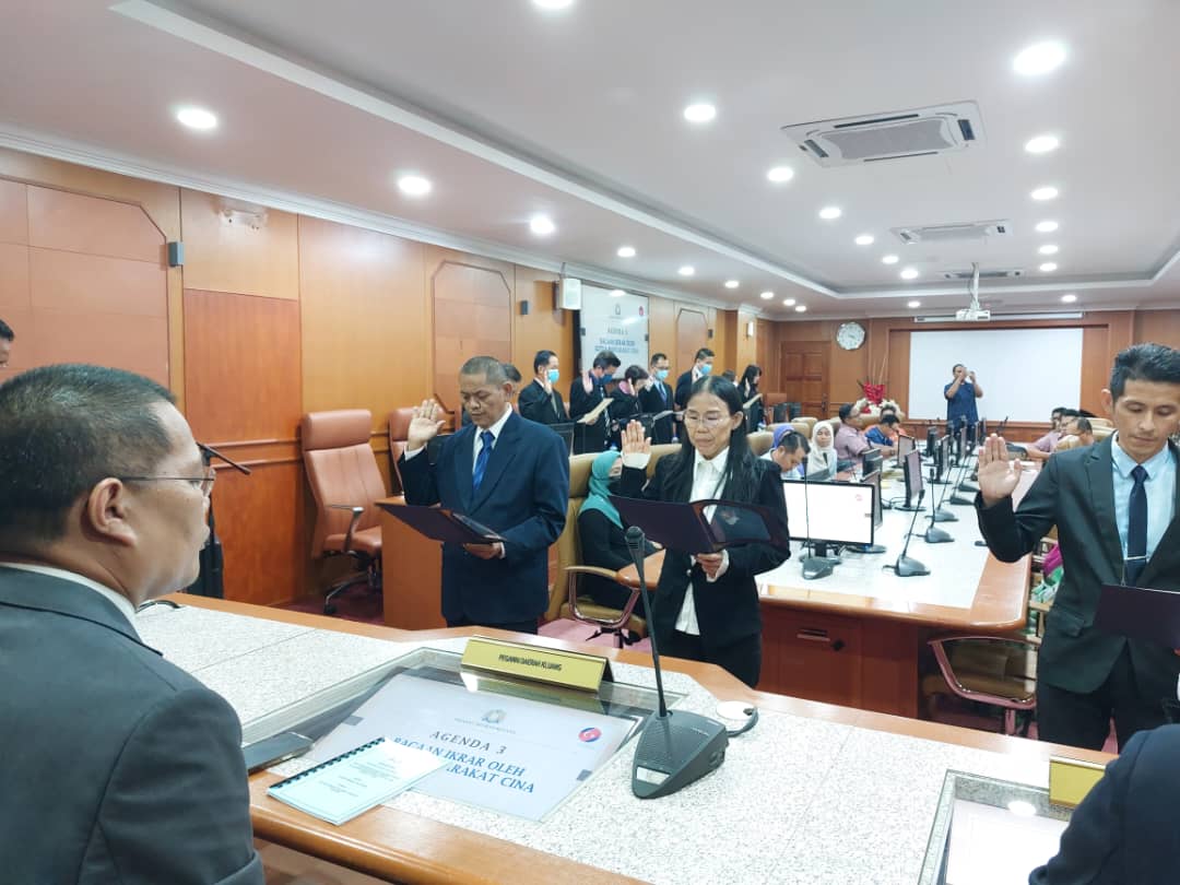 柔：居銮17华人新村村长宣誓  嘉马鲁丁盼履行职责打造更好的居銮