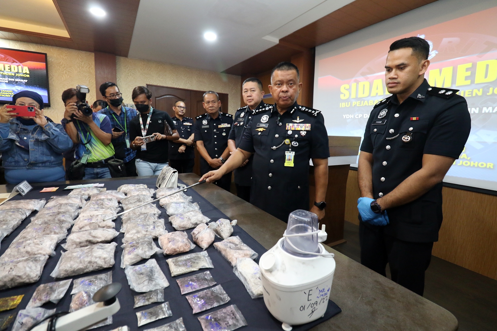 柔:新闻:充当贩毒集团吸毒者中间人 夫妻分销毒品被捕