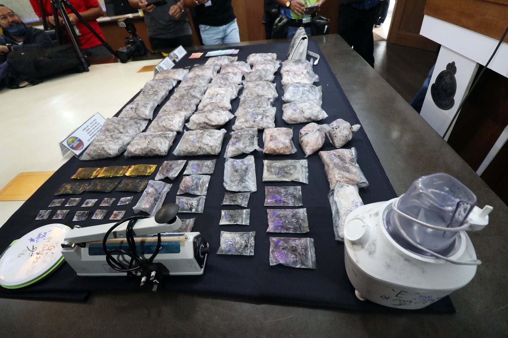 柔:新闻:充当贩毒集团吸毒者中间人 夫妻分销毒品被捕