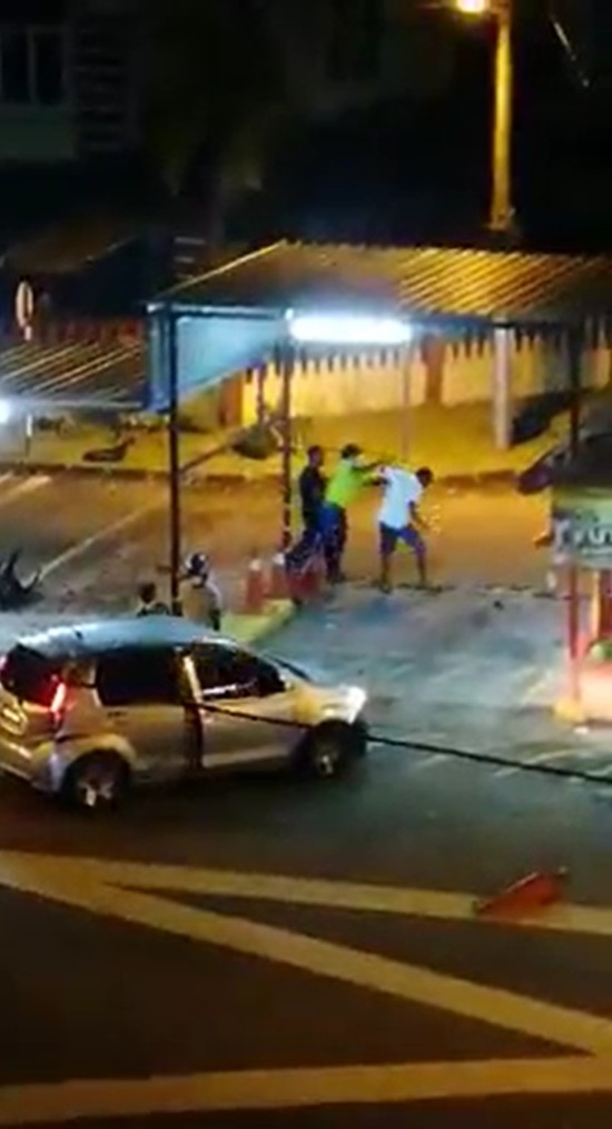 柔:新闻:男子与住宅区保安发生误会引发肢体冲突