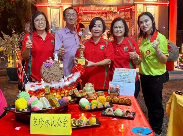 柔：版四：笨珍永春会馆“珍耀登辉展华灯庆中秋”活动，吸引千人同欢