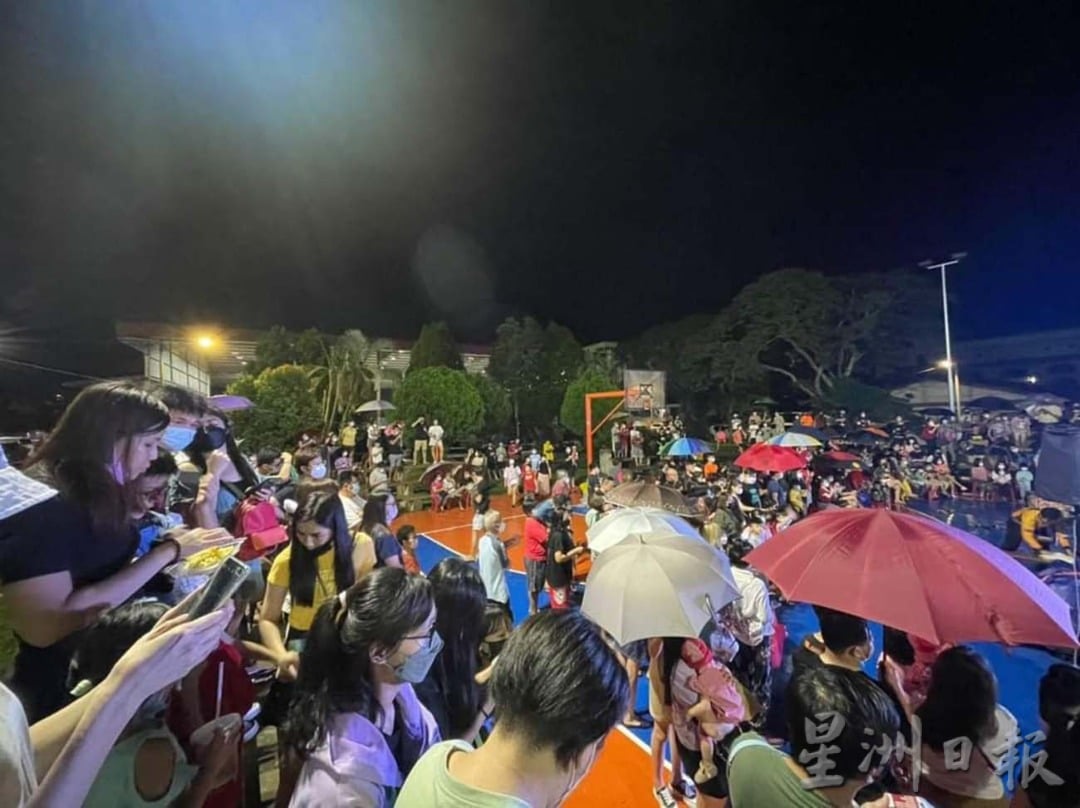 柔：版头之一新闻：细雨纷飞，浇不息东甲乡民庆中秋节热诚