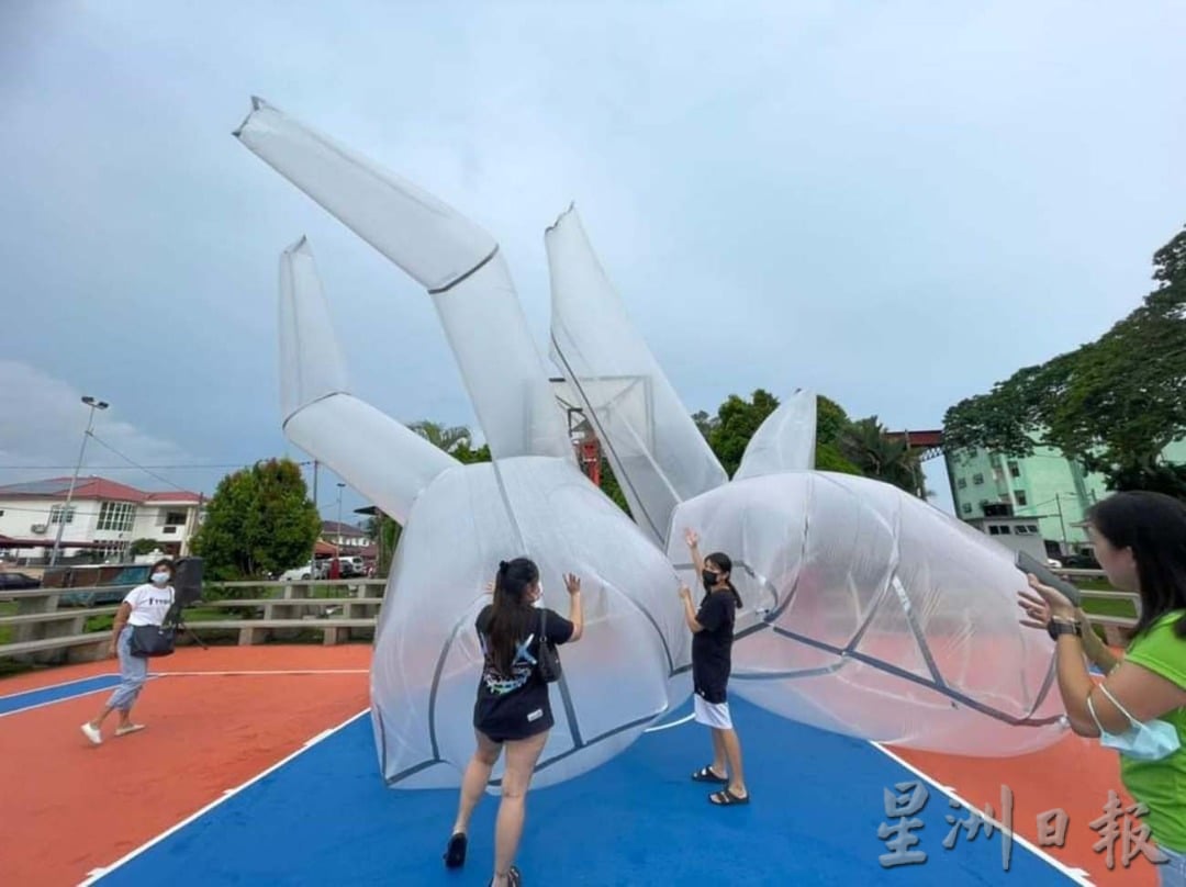 柔:版头之一新闻:细雨纷飞,浇不息东甲乡民庆中秋节热诚