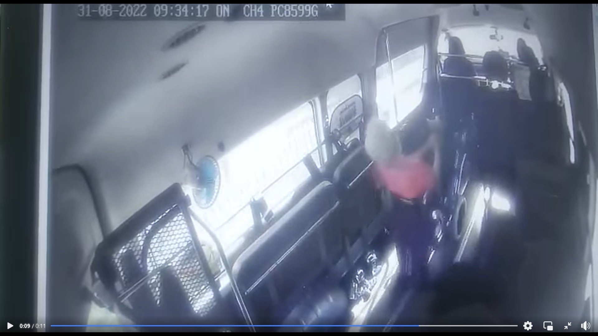 柔:狮城二三事: 坐轮椅老妇小型巴士内后倾摔倒 涉事人员遭纪律处分