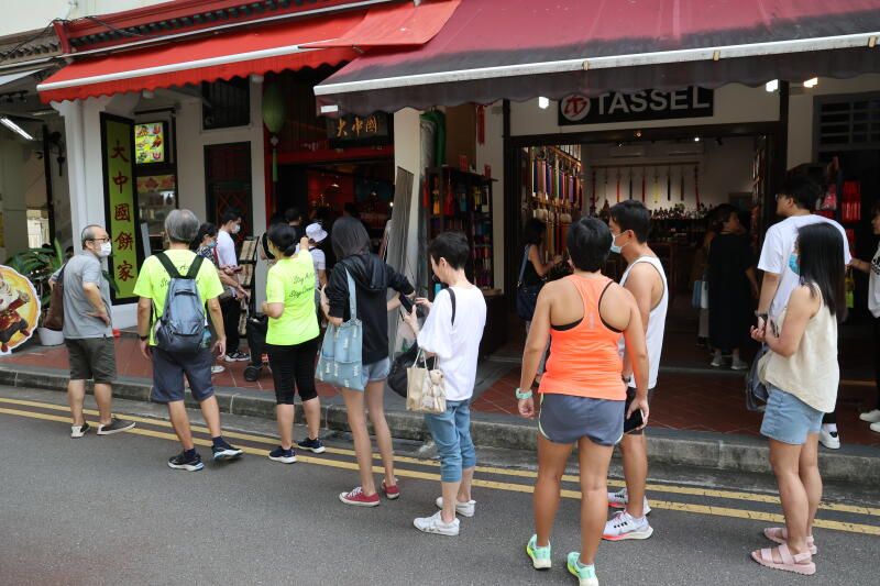 柔:狮城二三事:时隔2年再办市集 牛车水人龙排队买月饼