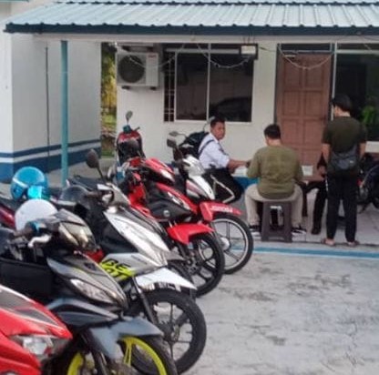 笨珍交警取缔行动 开36罚单充公15摩托车