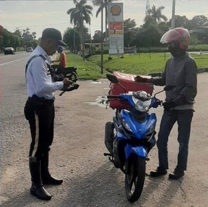 笨珍交警取缔行动 开36罚单充公15摩托车