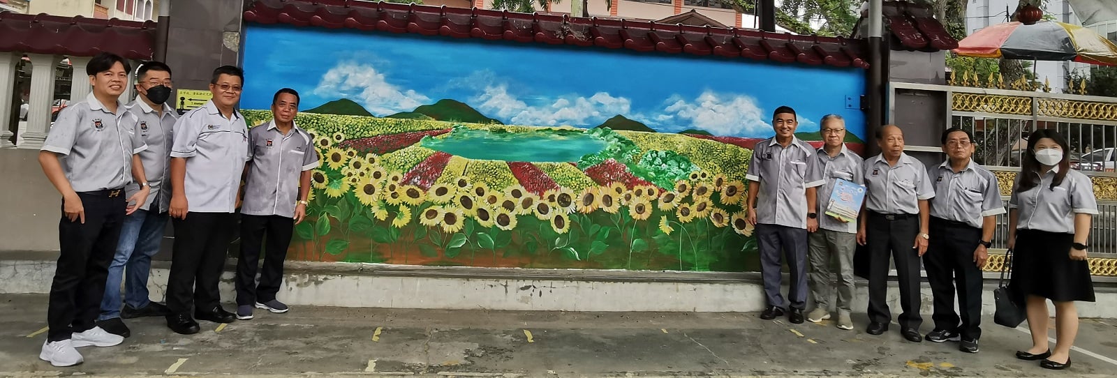 柔:辅士学校百年校庆风雨无阻,风雨中完成植树、推介百年纪念碑及埋下时间胶囊活动