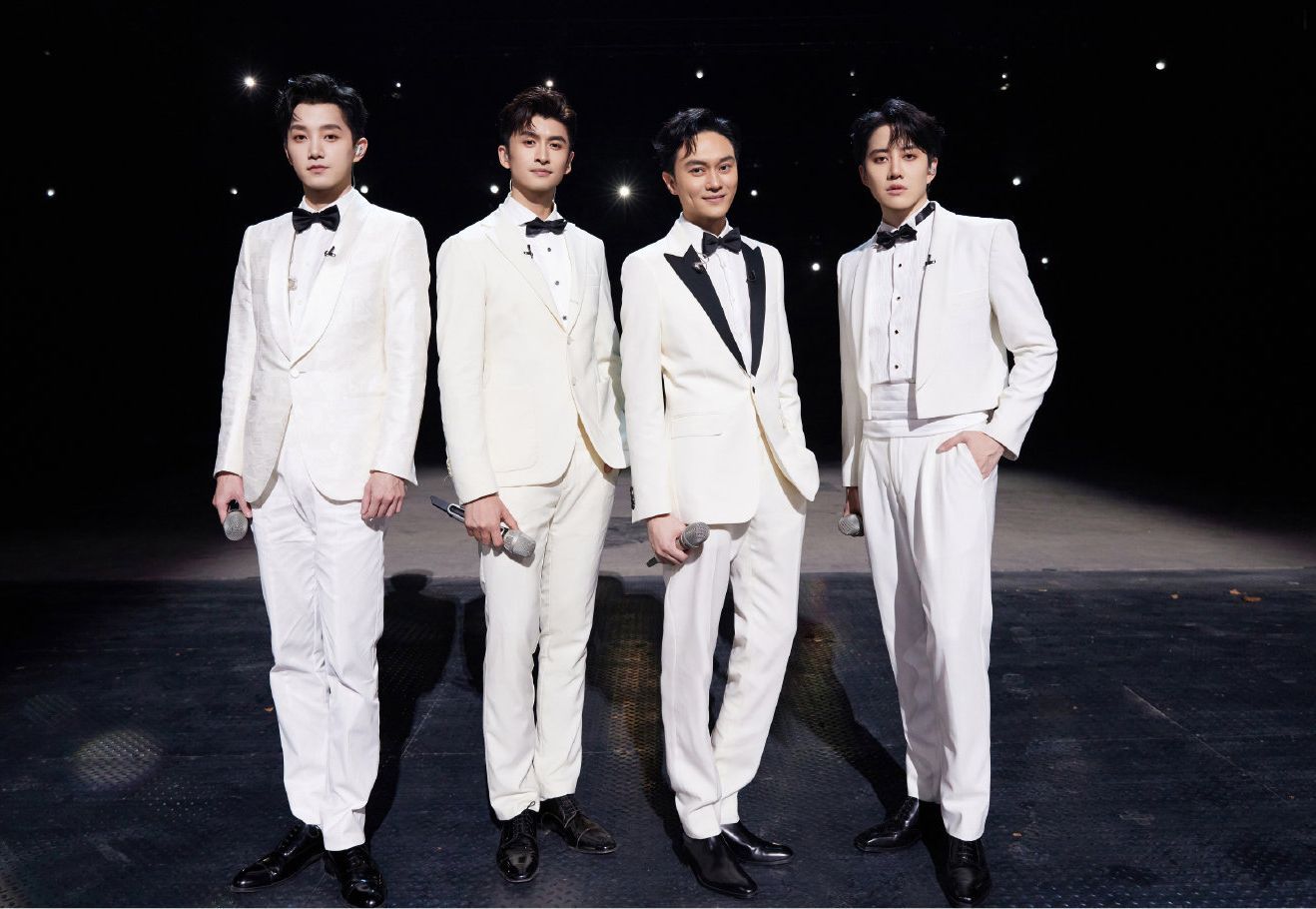 欠袁咏仪一个婚礼　张智霖千人面前圆梦