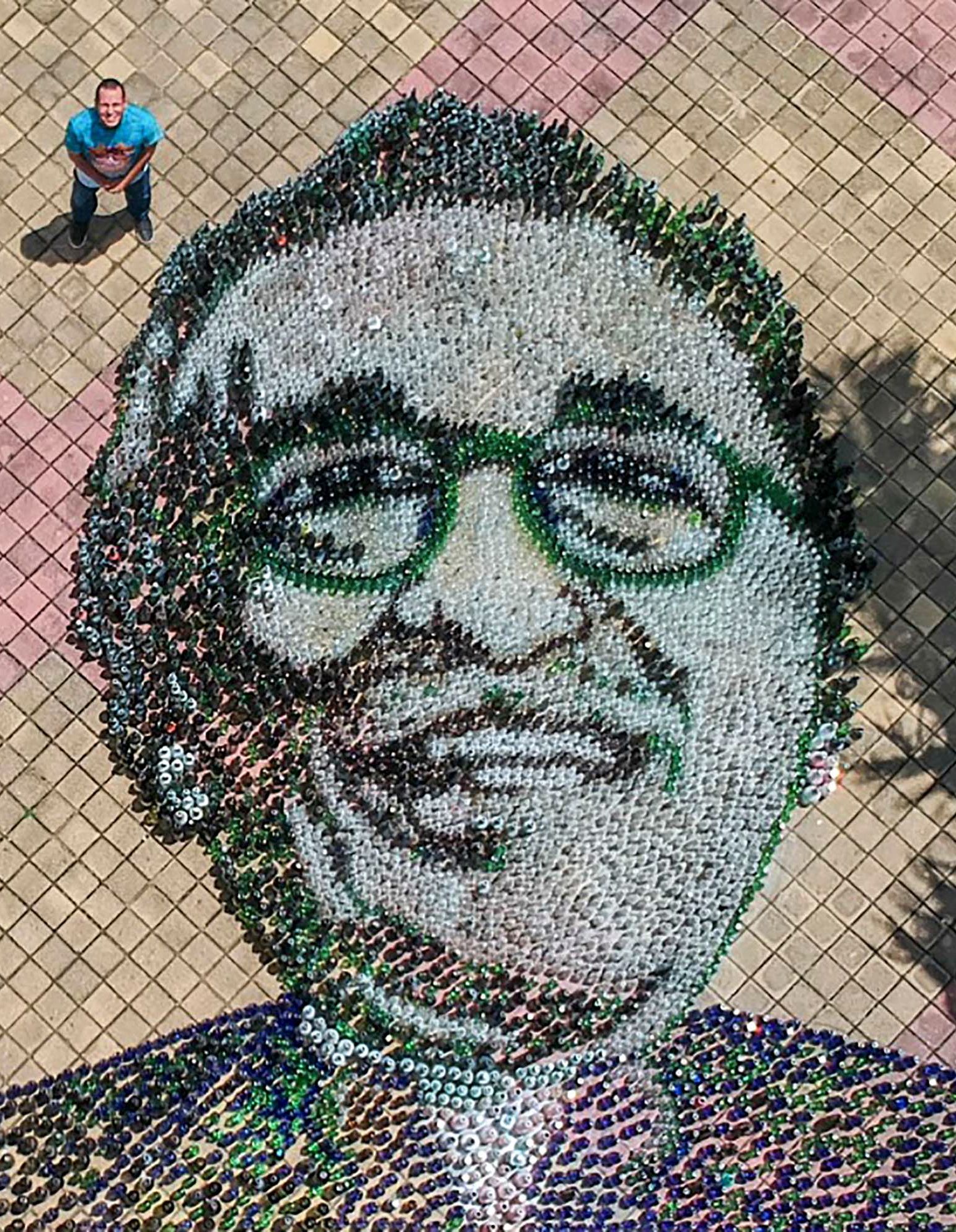 每日一展／回收玻璃瓶拼砌巨型肖像