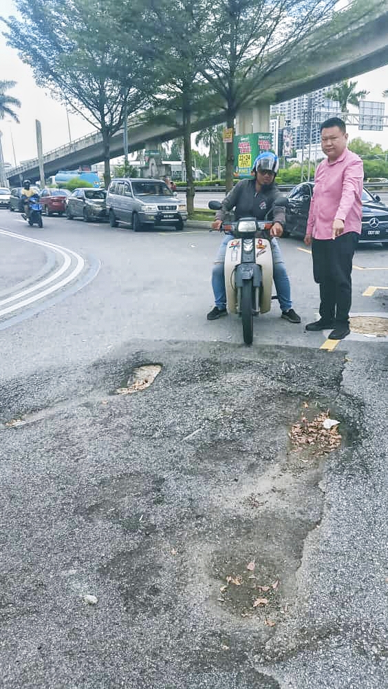沙登顺达山庄商业区4/2路 烂路震坏车摩托翻覆