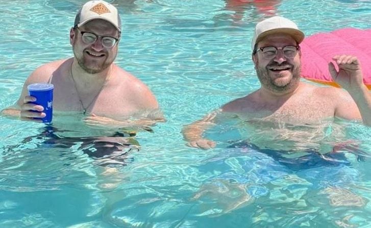 泳池趴遇“分身”互看惊呆!他和陌生人撞脸 连穿搭都一样