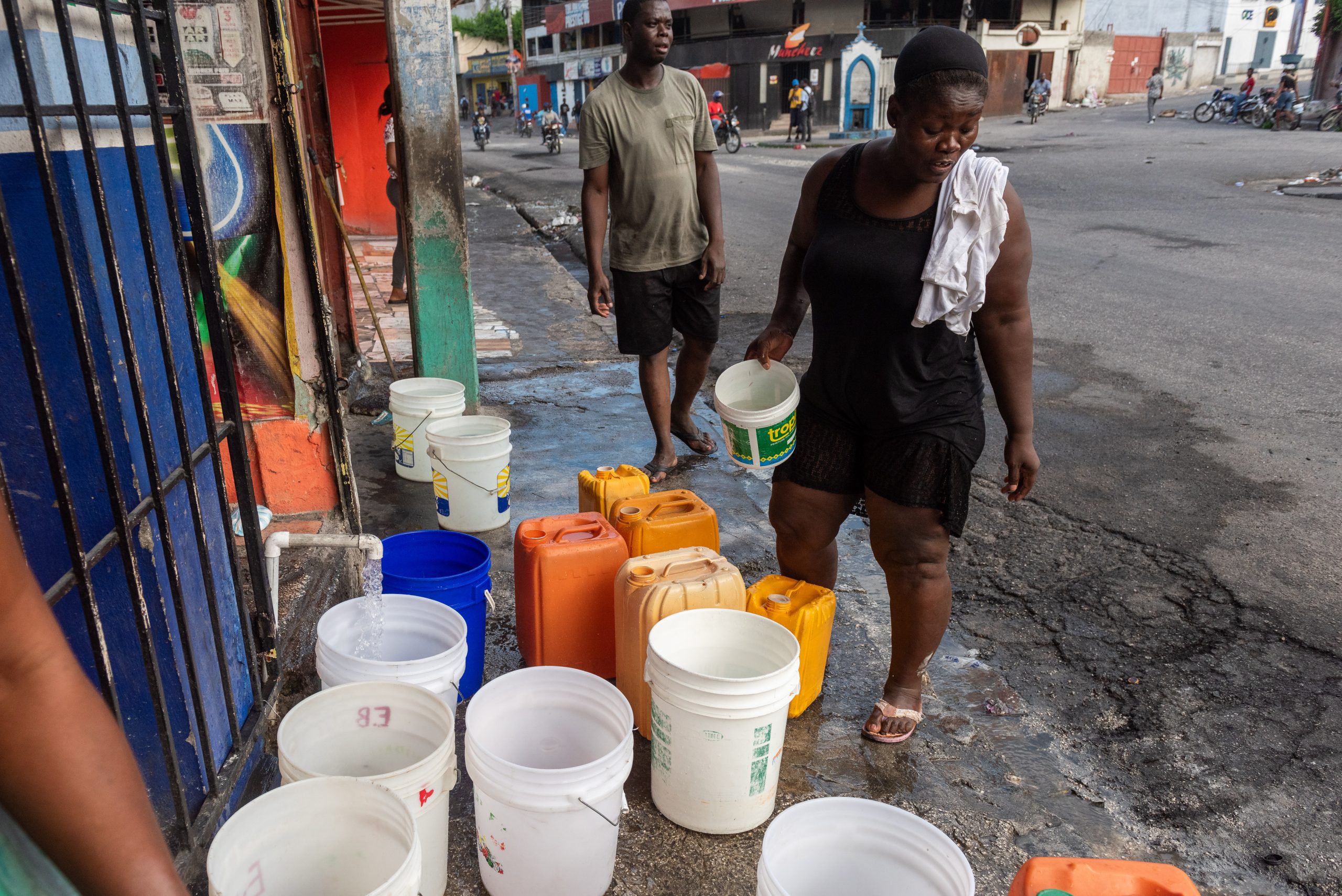 海地动乱加剧苦难 居民面临缺水窘境