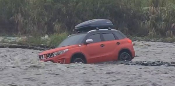 溪水暴涨43人受困 怪手接力救人渡溪